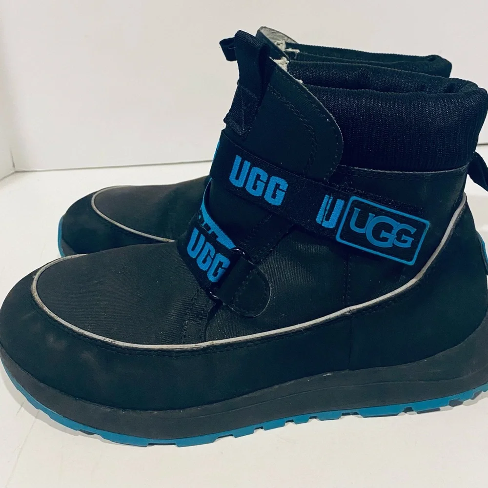 UGG youth girls boys winter snow boots black size 4 slip on 200G insulation